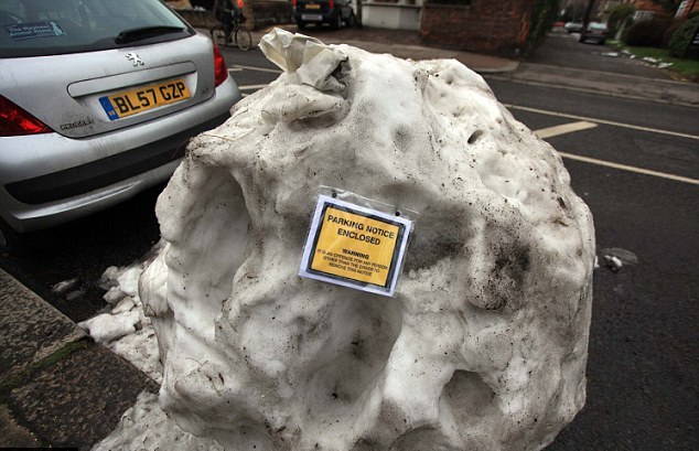 英國街頭上演烏龍事件——超大雪球被冤開交通罰單