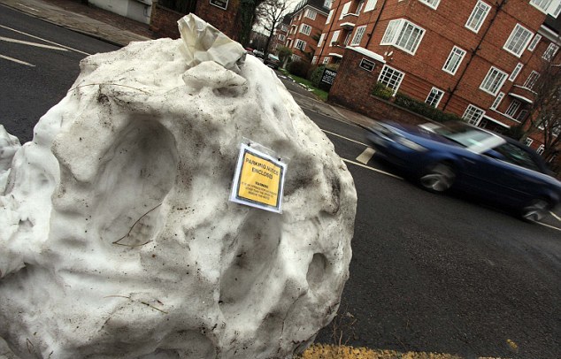 英國街頭上演烏龍事件——超大雪球被冤開交通罰單