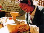 江孜卡麥鄉制陶藝人在製作陶罐