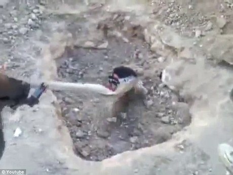 一名來自敘利亞反對派的男子尖叫著被活埋
