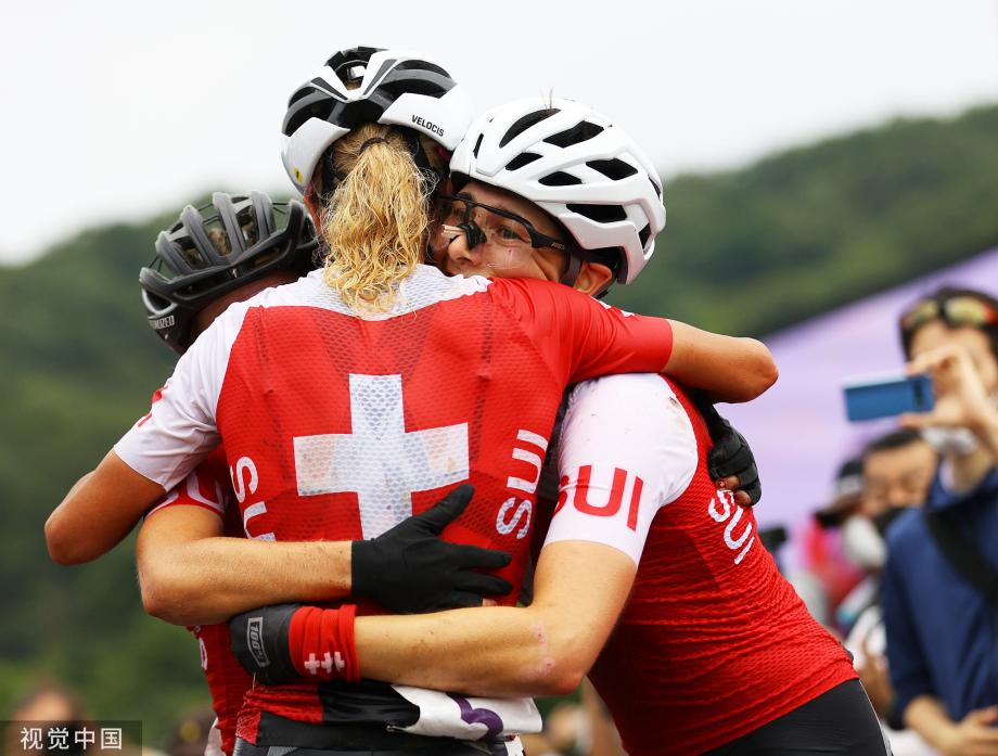 [圖]山地自行車女子越野賽：瑞士隊包攬金銀銅牌