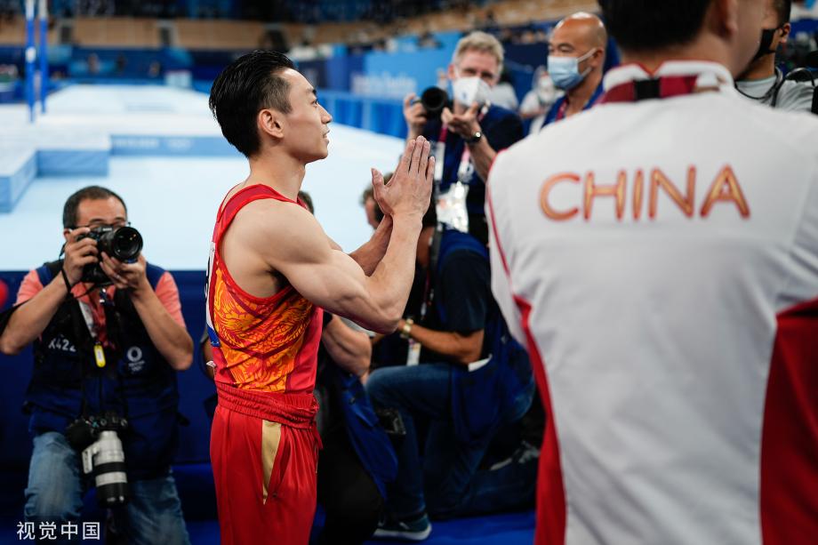 [圖]競技體操男子雙杠決賽：中國選手鄒敬園奪金