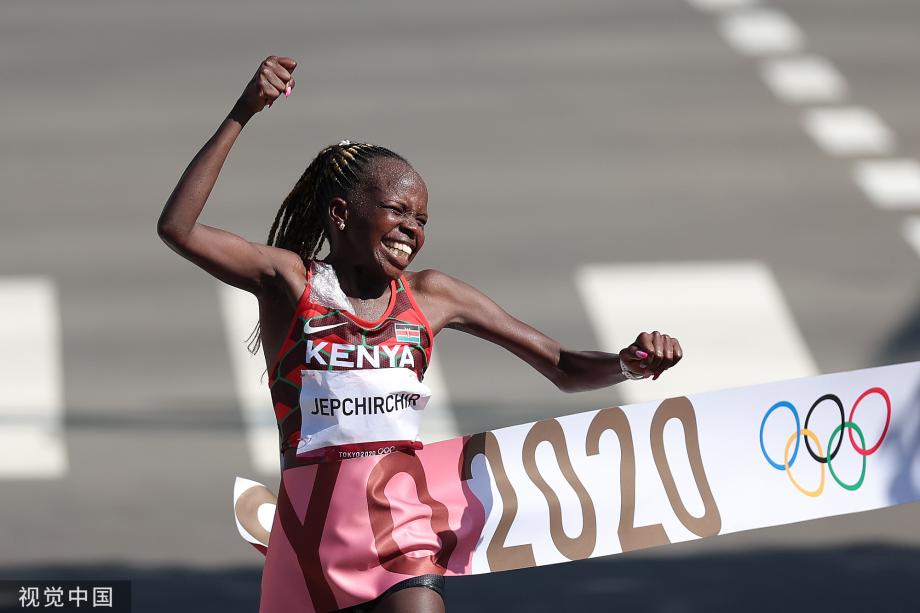 [圖]奧運會女子馬拉松 肯尼亞選手傑普契奇爾摘金