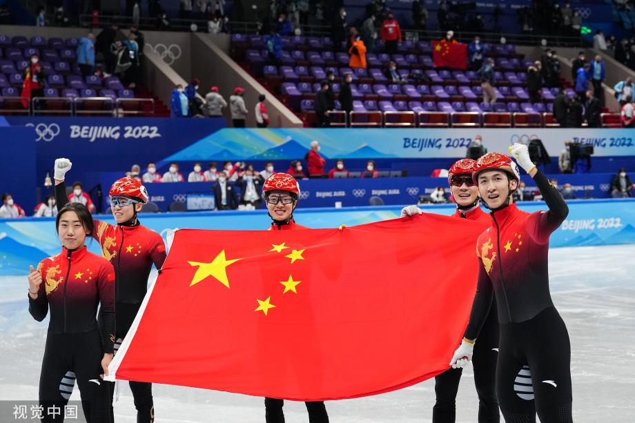 [圖]北京冬奧會短道速滑混合接力 中國隊力壓意大利奪冠