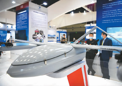 在北斗融合應用成果博覽會上展示的一款垂直起降固定翼無人機。新華社記者 張浩然攝