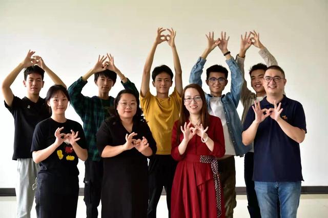 天津理工大學“手語實時翻譯系統”研究團隊主要成員合影。受訪者供圖