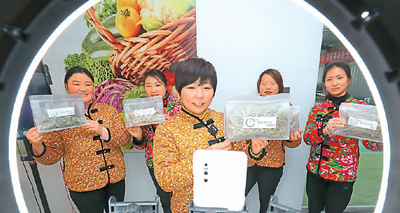 安徽省亳州市蒙城縣雙鹿村一家種植合作社的社員在學習電商銷售技巧。 　　胡衛國攝（人民圖片）
