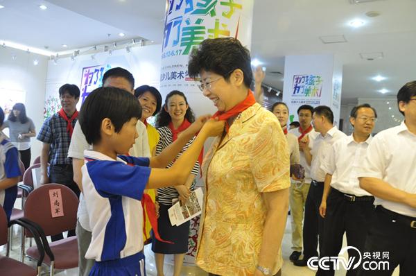 少年兒童為中國文聯黨組書記、副主席趙實佩戴紅領巾
