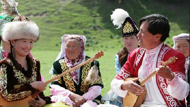 哈薩克族的阿肯彈唱是在眾人聚集的場合下展開的一種民間對唱藝術形式