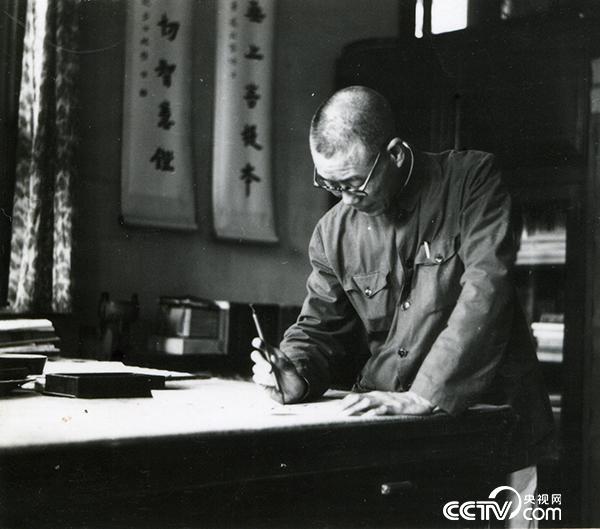 1960年潘天壽在杭州景雲村寓所止止室作畫