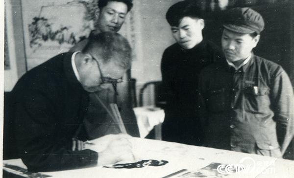 20世紀50年代潘天壽在杭州景雲村寓所為學生劉文西等作畫示範