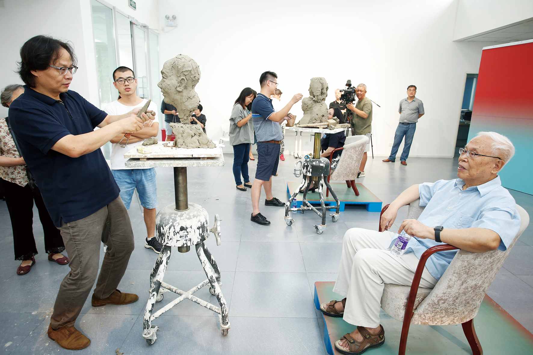 2019年9月9日，在中國美術館舉辦的“為新時代人物塑像：中國美術館雕塑工作坊十期回顧暨2019年教師節專場塑像”活動中，青年雕塑藝術家李永康為中國科學院院士姜伯駒塑像。