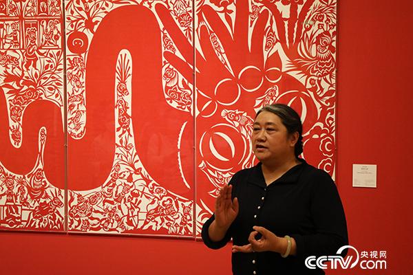 剪紙傳承人劉潔瓊在活動現場向觀眾介紹剪紙技藝