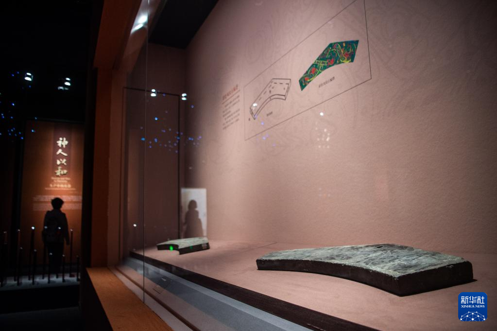 這是5月18日在“龢：音樂的力量——中國早期樂器文化”展上拍攝的展出文物彩繪鳳紋石編磐。