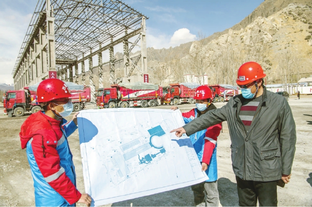 3月23日，西藏美術館建設項目施工人員在介紹設計圖紙。（新華社記者 孫非 攝）