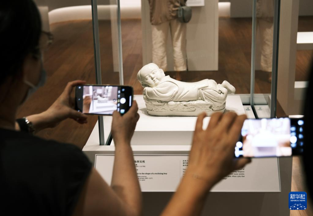 7月3日，參觀者在香港故宮文化博物館展廳內拍攝展品。新華社記者 王申 攝