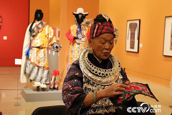 刺繡傳承人潘玉珍在活動現場向觀眾介紹苗族刺繡技藝
