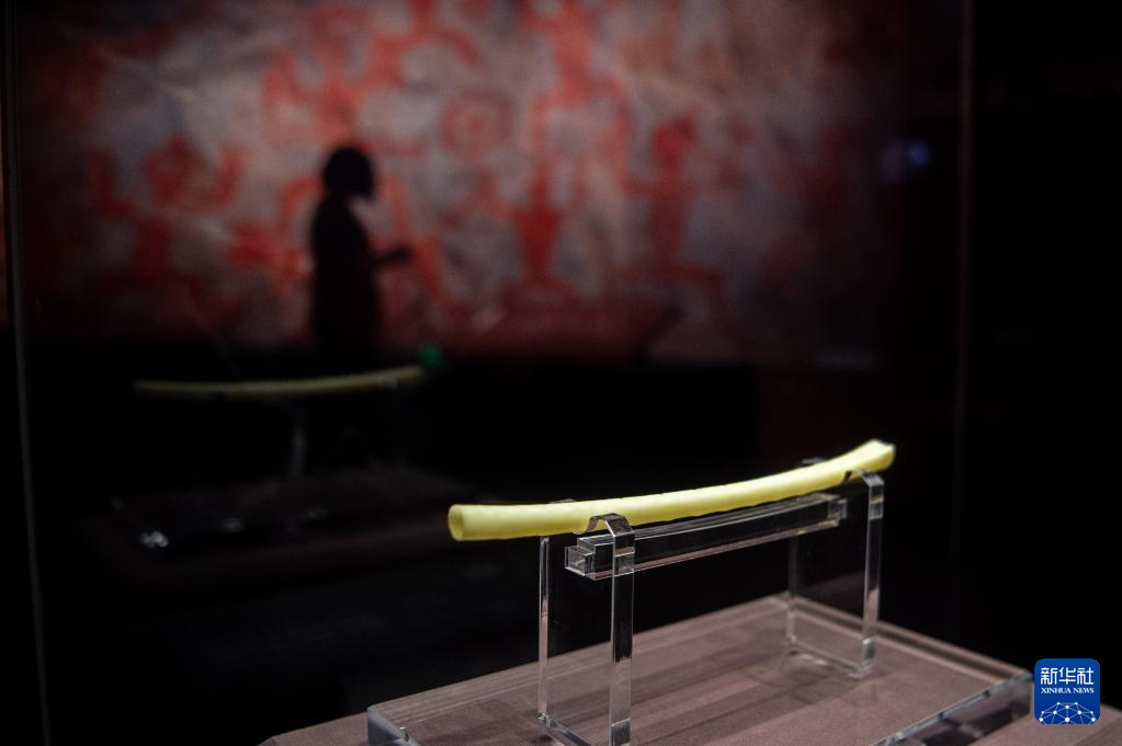 這是5月18日在“龢：音樂的力量——中國早期樂器文化”展上拍攝的展出文物賈湖骨笛。