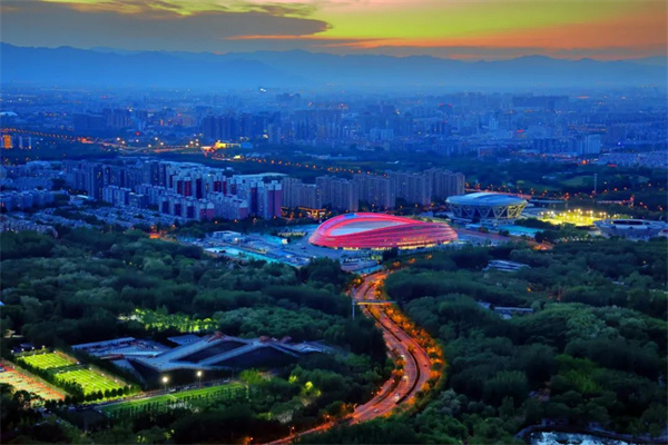 國家速滑館又稱為“冰絲帶”，位於北京市朝陽區，是北京2022年冬奧會北京主賽區標誌性場館、唯一新建的冰上競賽場館。覃世明 攝