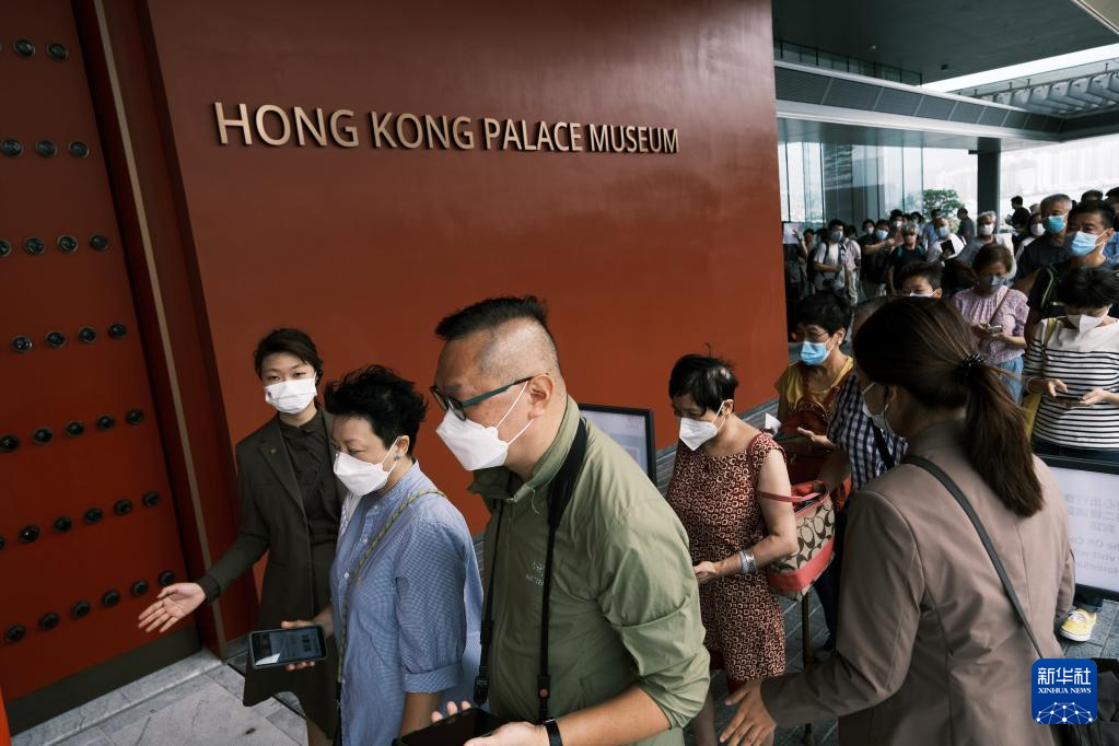 7月3日，人們排隊進入香港故宮文化博物館參觀。新華社記者 王申 攝