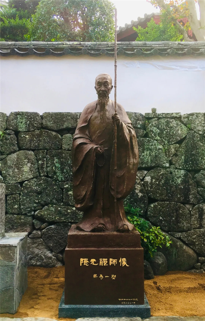吳為山塑《隱元禪師像》，在有400年曆史的長崎東明山興福寺落成，並永立古寺入口處