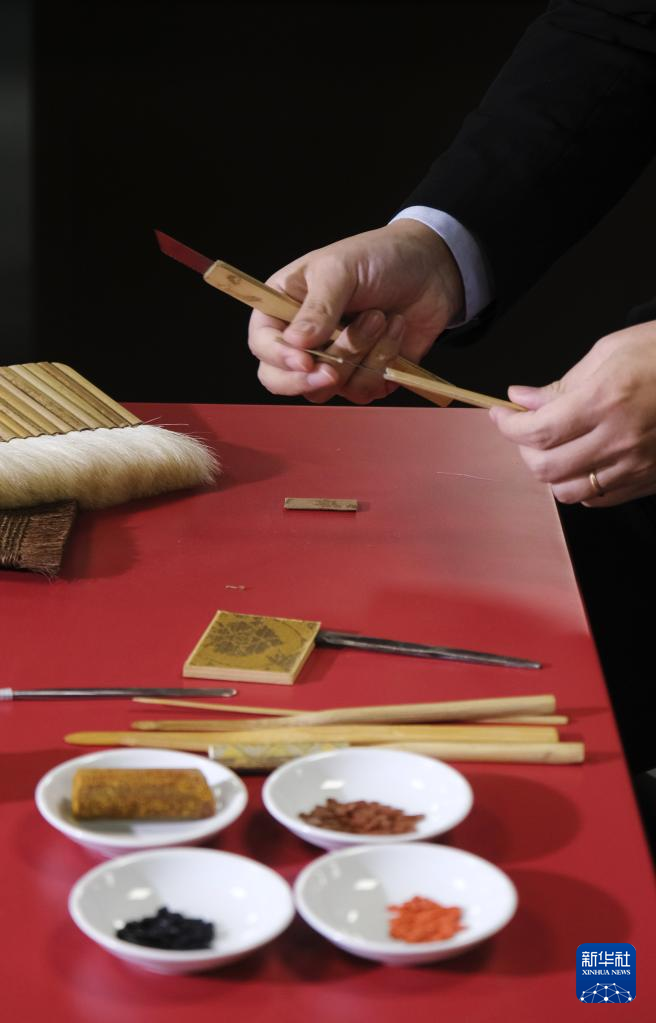 在香港故宮文博館，藏品修復團隊主任呂智超介紹藏品修復工具（4月22日攝）。新華社記者 王申 攝