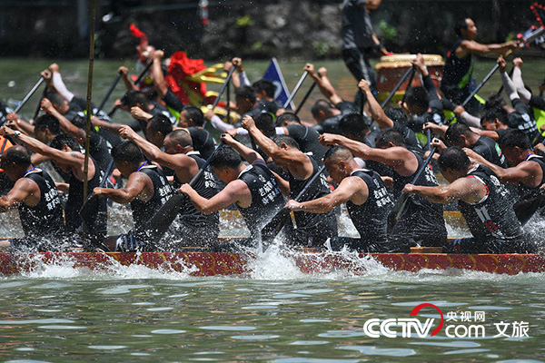 貴州鎮遠在端午節當天舉辦“賽龍舟”文化節。圖片來源：視覺中國