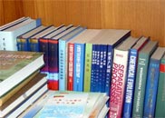 侯老辦公室書櫃一角  