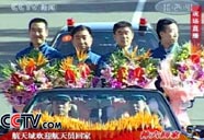 神六航天員梯隊乘坐敞蓬車