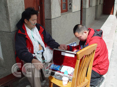 中央電視臺《新聞聯播》欄目攝像王友文進藏前就感冒了，但他一直帶病堅持工作，經過連續幾天高強度的採訪，加上高原缺氧，終於支撐不住了