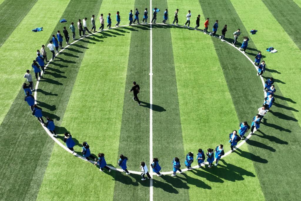 10月16日，蘭州新區高級中學的學生在上體育課（無人機照片）。新華社記者 范培珅 攝