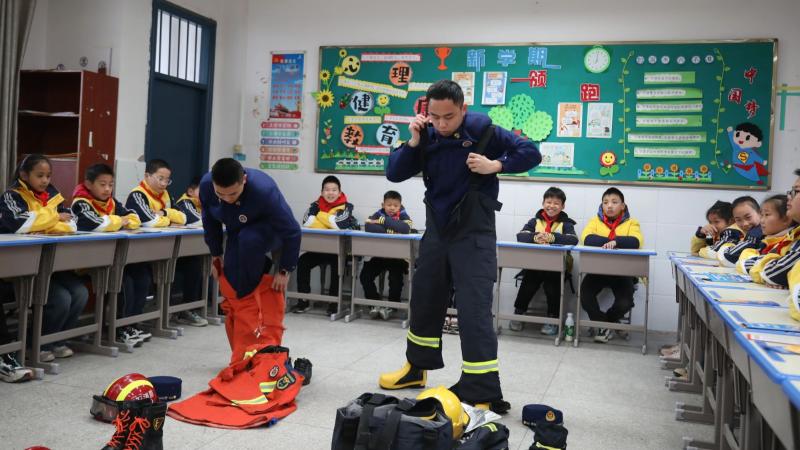 消防演練+沉浸體驗 江西千萬學子同上“開學第一課”