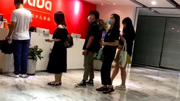 部分家長趕到DaDa英語上海的總部表達訴求