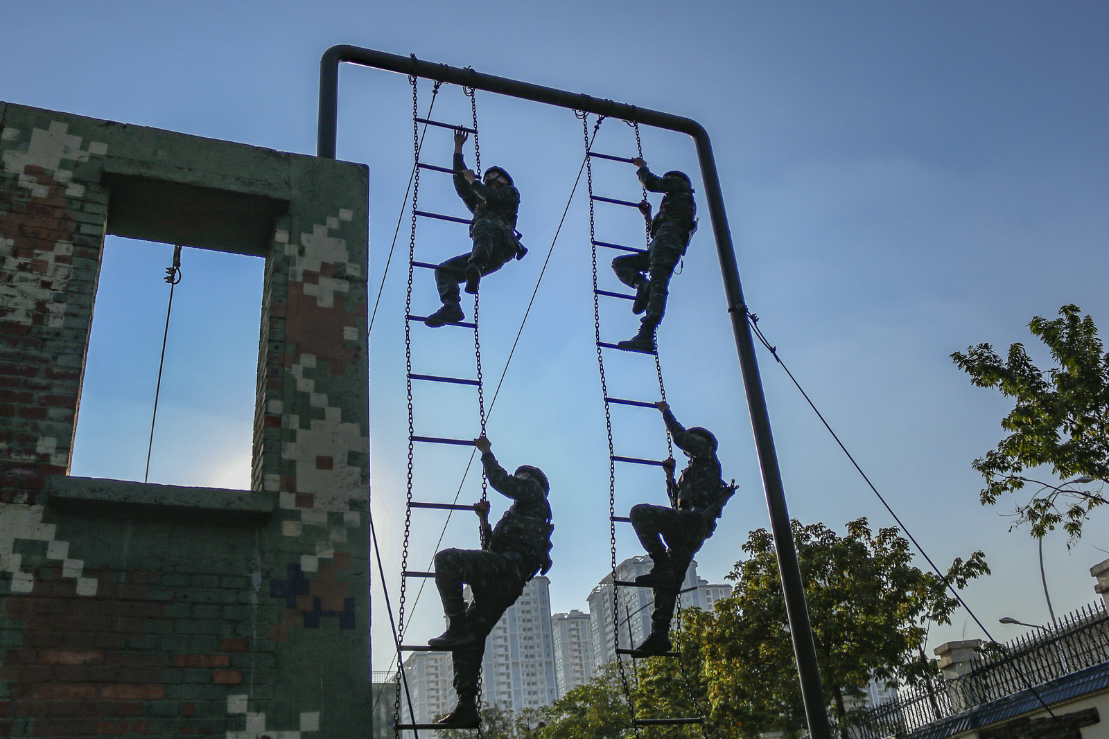 2021年11月10日，特戰隊員在進行軟梯斜繩障礙訓練。