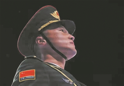 2022年2月4日，北京冬奧會開幕式上，中國人民解放軍儀仗大隊戰士閆振在升國旗時激動落淚。