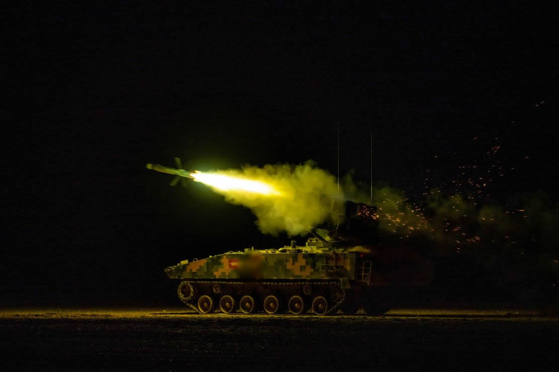 某型反坦克導彈夜間射擊