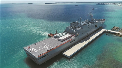 中國海軍艦艇編隊五指山艦靠泊湯加努庫阿洛法港武納碼頭。