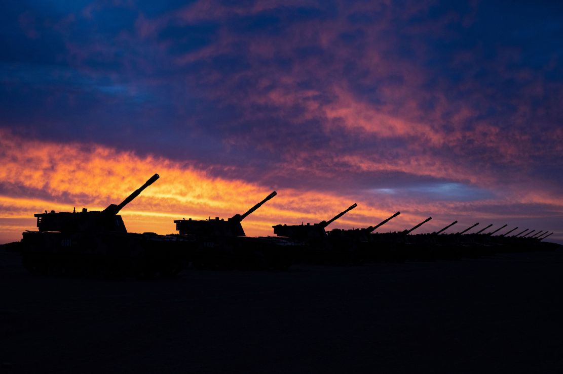 夕陽西下，戰炮列陣