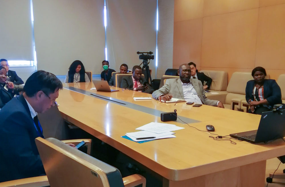 3月18日，在埃塞俄比亞亞的斯亞貝巴非盟總部，非洲疾控中心工作人員參加視頻會議。（新華社發）