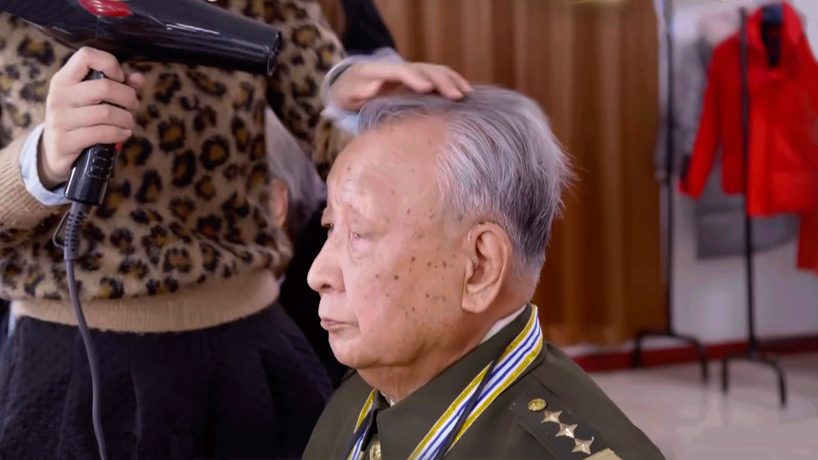 《樂齡唱響》·87歲的老刑警劉文正在為登臺亮相做準備