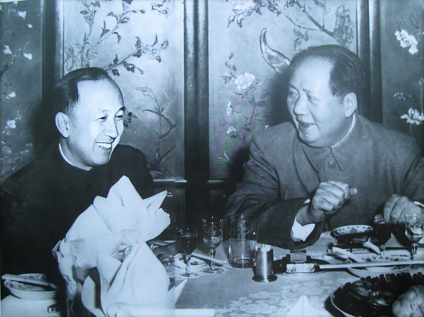 1956年2月1日，毛主席在政協宴會和錢學森親切交談
