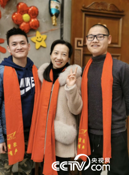 2020年初，肖敏老師與小濤（左）、小明（右）在一起                                                 （照片由受訪者提供）