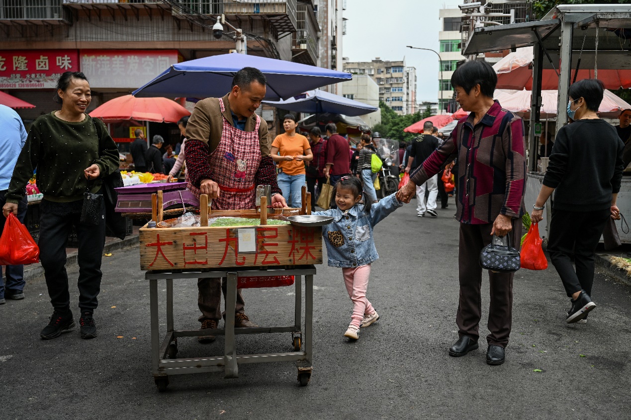 2020年11月23日，三明市廣源路菜市場，老人帶著孫女在菜市場買菜。