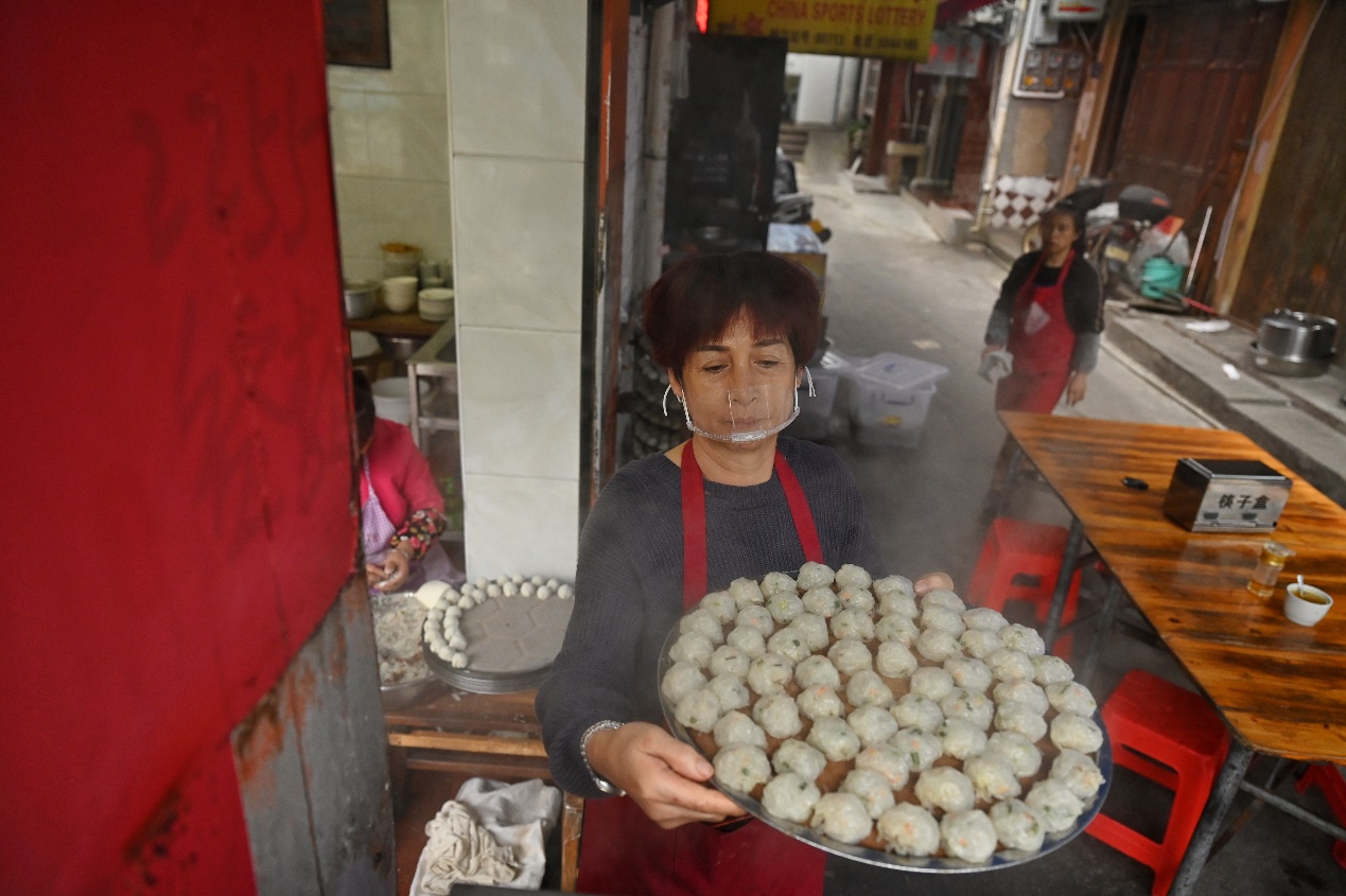 2020年11月23日，三明市沙縣，佳蘭燒賣，店主在製作沙縣燒賣。