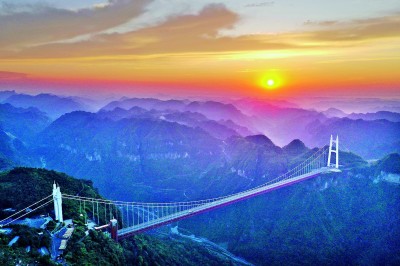 在湖南省吉首市矮寨鎮，橫架在德夯峽谷之巔的矮寨大橋異常壯觀。郭立亮攝/光明圖片