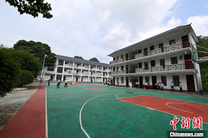 南坡鄉國門黨校由撤並後的小學校園改造而成。　王以照 攝