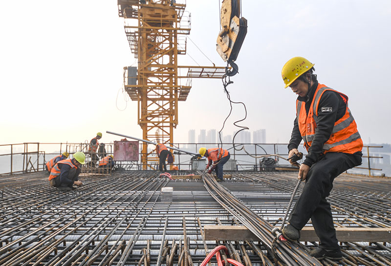 2022年11月28日，工人在渝昆高鐵川渝段華福特大橋施工現場作業。
