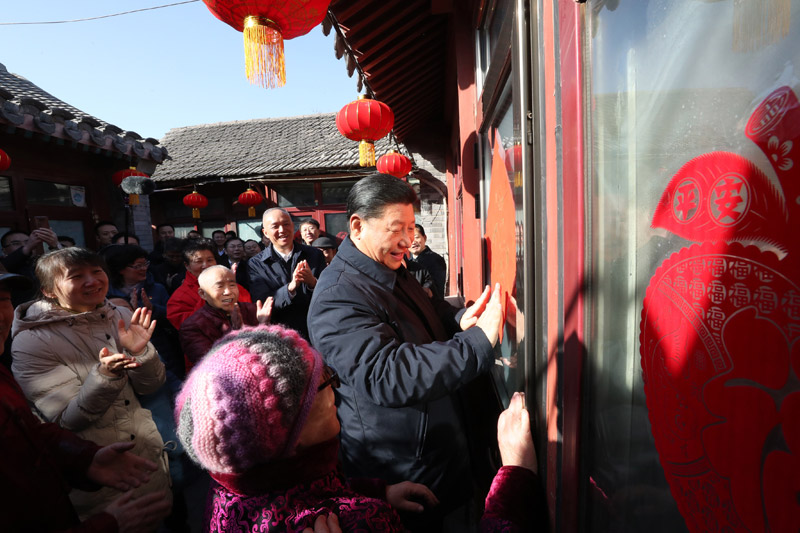2019年2月1日，習近平總書記在北京前門東區草廠四條衚同32號院，高興地拿起一幅“福”字，親自貼到門上，給這裡的老街坊們拜年。