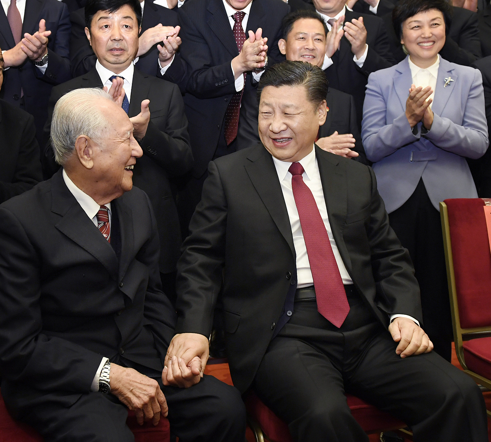 2017年11月17日，全國精神文明建設表彰大會在北京人民大會堂舉行。圖為習近平邀請黃旭華代表坐在自己身邊合影。