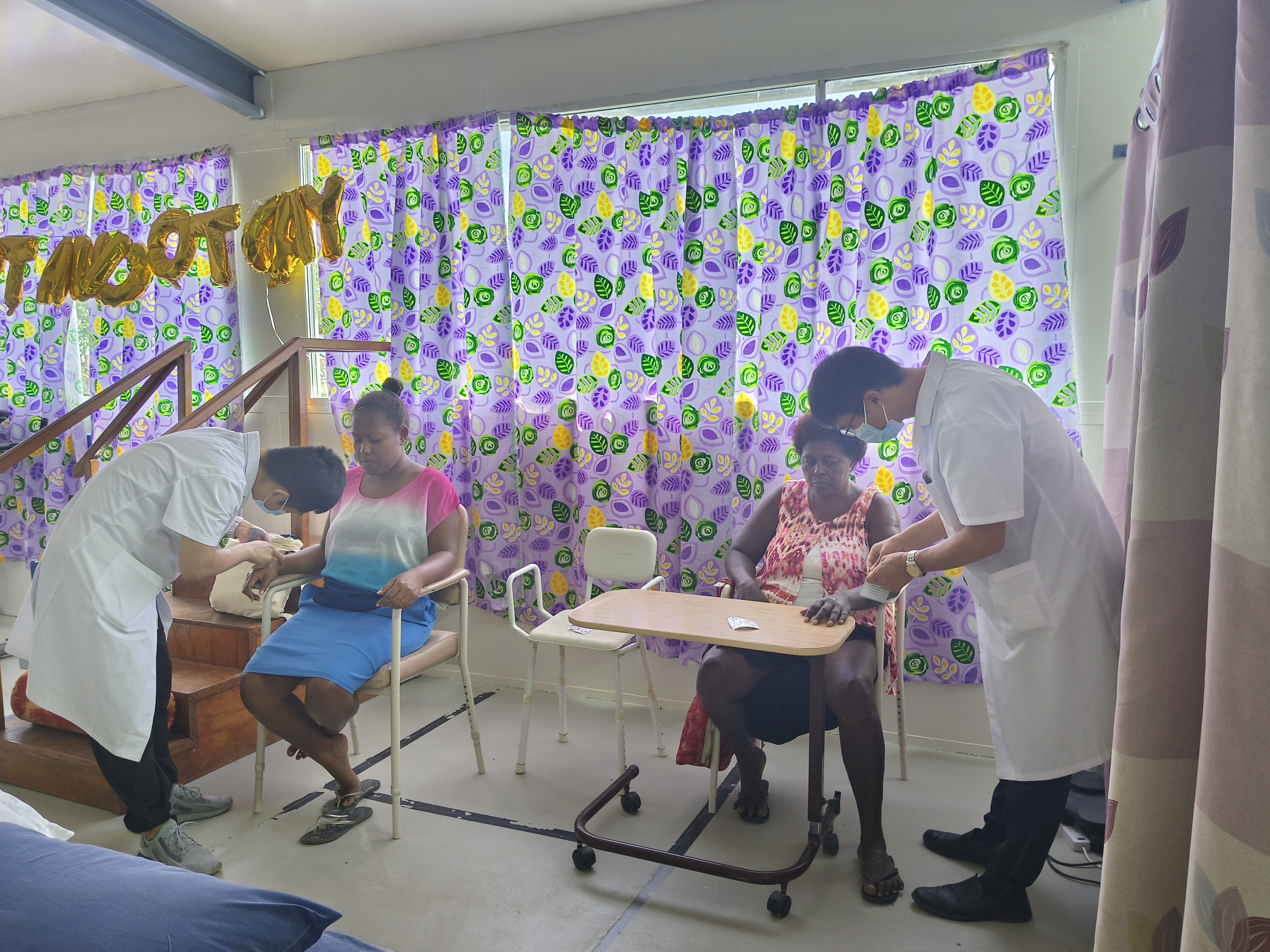 2023年7月3日，中國援助所羅門群島醫療隊針灸大夫在所羅門群島首都霍尼亞拉國家轉診醫院為患者治療。